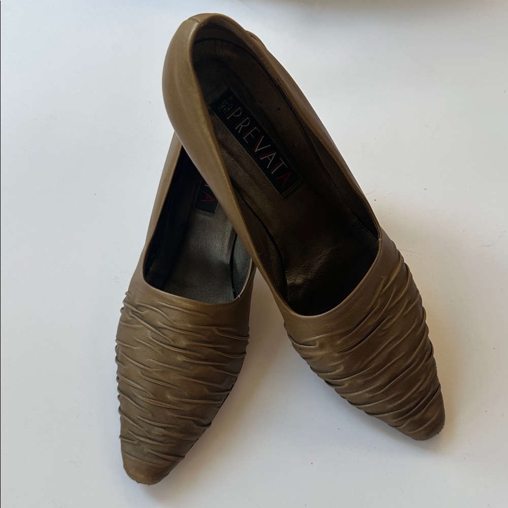 Elegant  golden Brown Women's heeled shoes made in Italy
By Prevata.Vintage